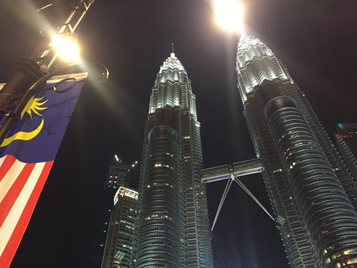 マレーシアを旅した クアラルンプール到着 アロー通りのグルメと夜のペトロナスツインタワーを観光してみた 今度の休日はここで暇をつぶそう